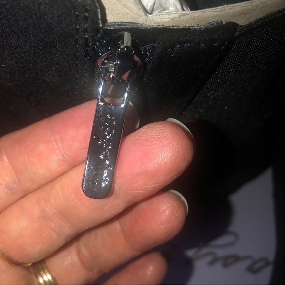 Easy spirit sz 8 M.  Black suede. In box with packaging materials.  Dalisia2 - Picture 4 of 13